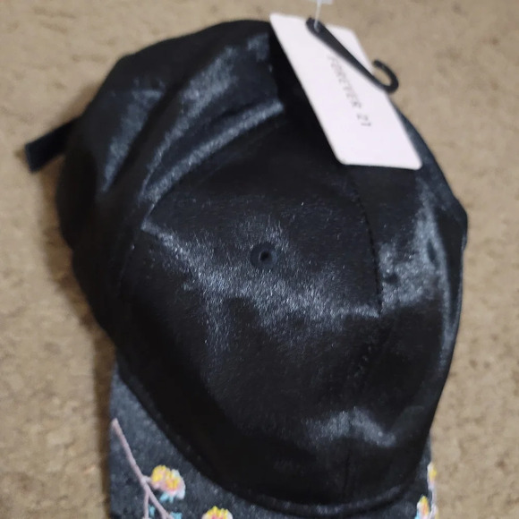 ๐ค Forever 21 Embroidered Satin Baseball Cap๐ค - Picture 4 of 7